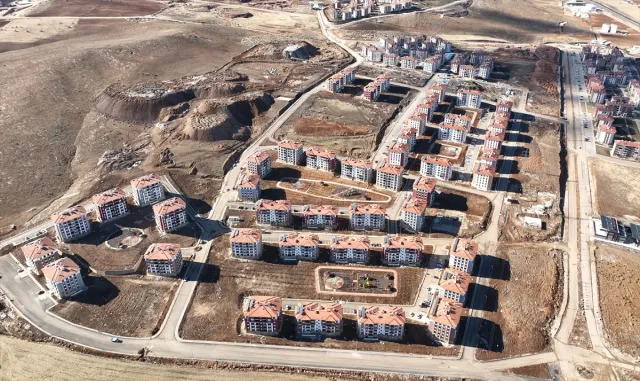 GÜNCELLEME - Bakan Kurum'dan deprem bölgesinde yapımı tamamlanan 300 bininci konuta ilişkin paylaşım: