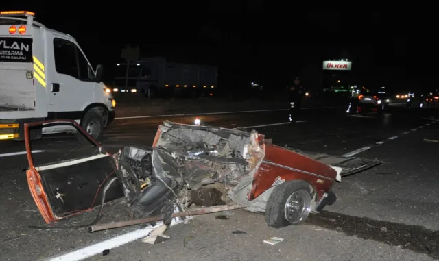 GÜNCELLEME - Manisa'da kamyonetle otomobilin çarpışması sonucu 5 kişi öldü, 6 kişi yaralandı