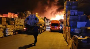 GÜNCELLEME - Samsun'da kereste fabrikasında çıkan yangına müdahale ediliyor