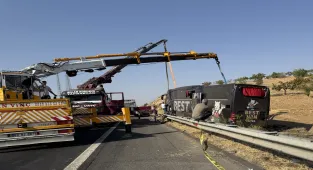 GÜNCELLEME - Şanlıurfa'da devrilen yolcu otobüsündeki 30 kişi yaralandı