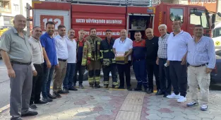 Hatay'da muhtarlardan yangın ihbarına giden itfaiye ekiplerine sürpriz kutlama 