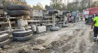 Hatay'da yük boşalttığı sırada devrilen kamyonun sürücüsü öldü