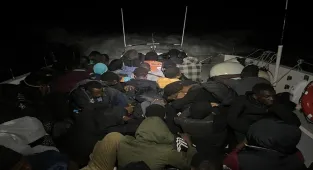 İzmir açıklarında 107 düzensiz göçmen yakalandı