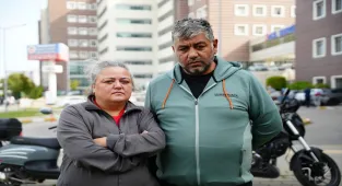 Kanser hastasıyken doğurduğu oğlu, okulda darbedilmesi sonucu yaşam mücadelesi veriyor