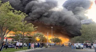 Kayseri'de keçe fabrikasında çıkan yangına müdahale ediliyor