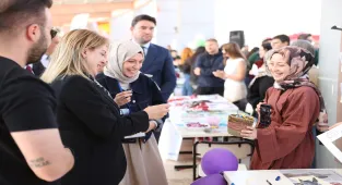 Kırklareli Üniversitesi Rektörü Ak Öğrenci Kulüpleri Şenliğinde öğrencilerle seksek oynadı