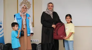 Kırşehir'de müftülük ve TDV, 50 öğrenciye kırtasiye malzemesi dağıttı