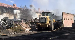 Kütahya'da köyde çıkan yangında 3 ev kullanılamaz hale geldi