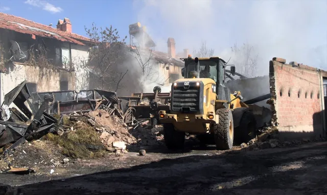 Kütahya'da köyde çıkan yangında 3 ev kullanılamaz hale geldi