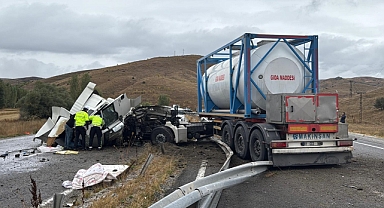 Sivas'ta yolcu otobüsü ile tırın çarpıştığı kazada 20 kişi yaralandı