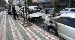 Sultangazi'de otomobilde çıkan ve 2 araca sıçrayan yangın söndürüldü