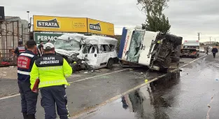 Tekirdağ'da işçi servisiyle kamyonun çarpıştığı kazada 3 kişi öldü, 7 kişi yaralandı