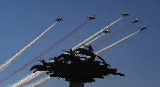 Türk Yıldızları ve SOLOTÜRK'ten İzmir'in kurtuluşunun 103. yılına özel gösteri