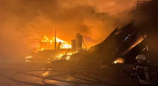 Uşak'ta tekstil fabrikasında ve deposunda çıkan yangın kontrol altına alındı