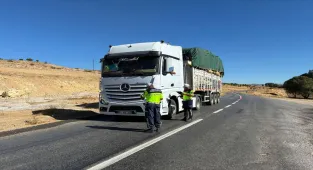 Yozgat'ta jandarma ekipleri yük taşıyan araçları denetledi