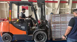 17. İyilik Gemisinden insani yardım malzemeleri indirilmeye başlandı