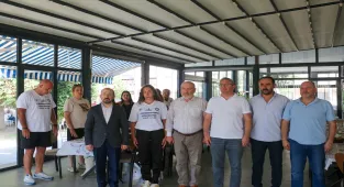 5. İskenderun Körfezi Açık Deniz Yüzme Maratonu'nu tamamlayan Elif'e ödül verildi