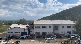 Adana'da fırtına nedeniyle okulun çatısının uçması güvenlik kamerasında