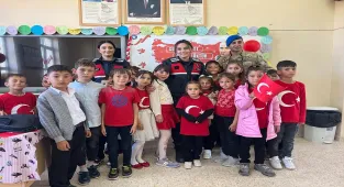 Altınyayla'da jandarma çocuklarla Cumhuriyet Bayramı'nı kutladı