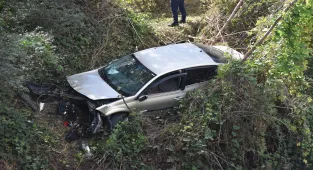 Bilecik'te tekerinin kopması sonucu dere yatağına düşen araçtaki 2 kişi yaralandı
