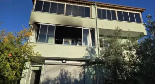 Bursa'da ev yangınında dumandan etkilenen yaşlı çift hastaneye kaldırıldı