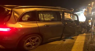 Bursa'da ters istikamete giren otomobilin kamyonla çarpışması sonucu 1 kişi ağır yaralandı