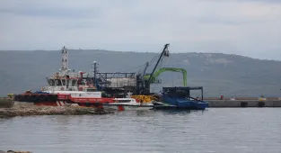 Çanakkale'de denizde çırpınan yabancı uyruklu kişiyi balıkçılar kurtardı
