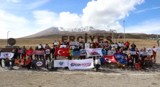 Cumhuriyetin kuruluşunun 102. yılında Erciyes'e zirve tırmanışı