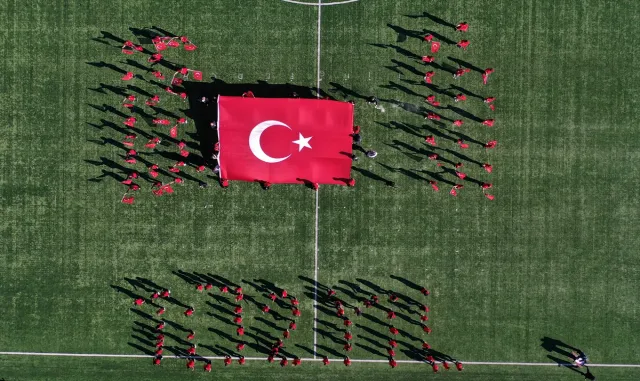 Depremin merkez üssü Sındırgı'da 29 Ekim Cumhuriyet Bayramı coşkuyla kutlandı