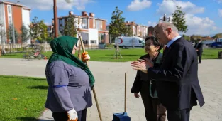 Düzce Belediye Başkanı Özlü, temizlik işçisinin bayrak hassasiyetine duyarsız kalmadı