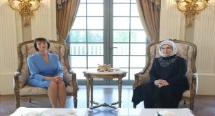 Emine Erdoğan, Almanya Başbakanı Merz'in eşiyle Millet Kütüphanesi'ni ziyaret etti