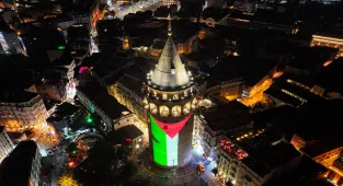 Galata Kulesi'ne Filistin bayrağı yansıtıldı