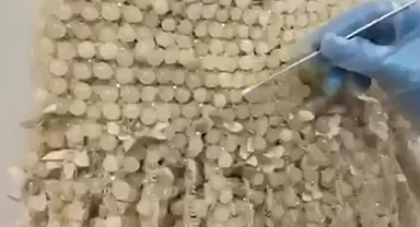 Gelinlik üzerine süsleme şeklinde gizlenmiş sentetik uyuşturucu ele geçirildi