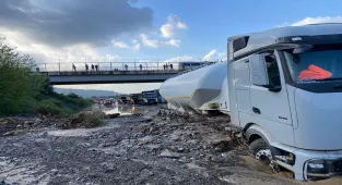 GÜNCELLEME 2 - Hatay'da sağanak nedeniyle ev ve iş yerlerini su bastı, araçlar yollarda mahsur kaldı