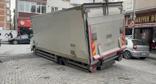 Güngören'de çöken yola arka tekerleği düşen kamyon kurtarıldı