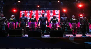 Hatay'da Anadolu Ateşi Dans Topluluğu ve şarkıcı Oğuzhan Koç sahne aldı