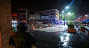 İçişleri Bakanı Ali Yerlikaya depremin merkez üssü Sındırgı'ya geldi