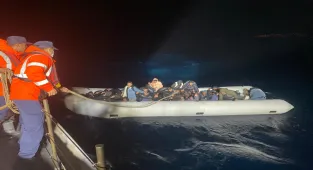 İzmir açıklarında 86 düzensiz göçmen yakalandı