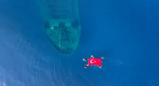 İzmir'de deniz polisleri 29 Ekim'i su altında bayrak açarak kutladı