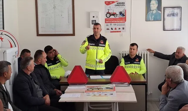 Jandarma trafik timleri, Beypazarı'da muhtarları bilgilendirdi