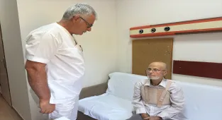 Kalbi 3 kez duran 74 yaşındaki hasta literatürlük ameliyatla sağlığına kavuştu