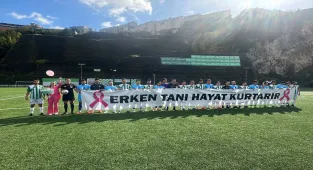 Kanseri yenen kadın için amatör lig maçı öncesinde gökyüzüne balonlar bırakıldı