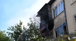 Kayseri'de 2 katlı binada çıkan yangın hasara neden oldu