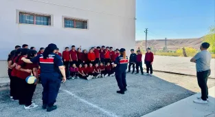 Kırşehir'de köy okullarındaki öğrenciler internet kullanımı hakkında bilgilendirildi