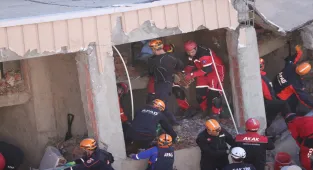 Kocaeli'de binanın çöktüğü bölgede evleri tedbiren boşaltılan aileler misafir edilecek