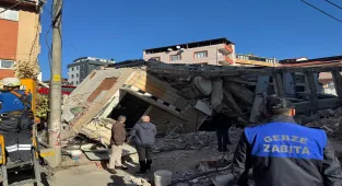 Kocaeli'de çöken binanın enkazında bilirkişi heyeti inceleme yapıyor