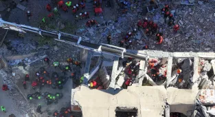 Kocaeli'de çöken binanın enkazındaki çifti arama çalışması sürüyor