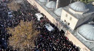 Kocaeli'de çöken binanın enkazından kurtarılan Dilara ile ilk temas kurulması kamerada