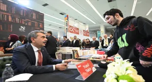 Milli Eğitim Bakanı Tekin, 22. Ankara Kitap Fuarı'nda kitaplarını imzaladı: