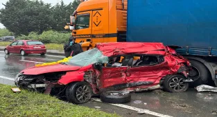 Rize'de karşı yöne geçen otomobilin tırla çarpışması sonucu 3 kişi öldü